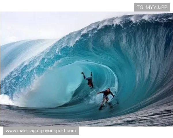 冲浪比赛 15 米巨浪惊险现场 冲浪比赛 15 米巨浪惊险现场